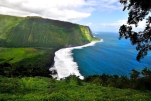 Vallée de Waipio, Big Island – Une vue spectaculaire sur les falaises verdoyantes et l’océan Pacifique.