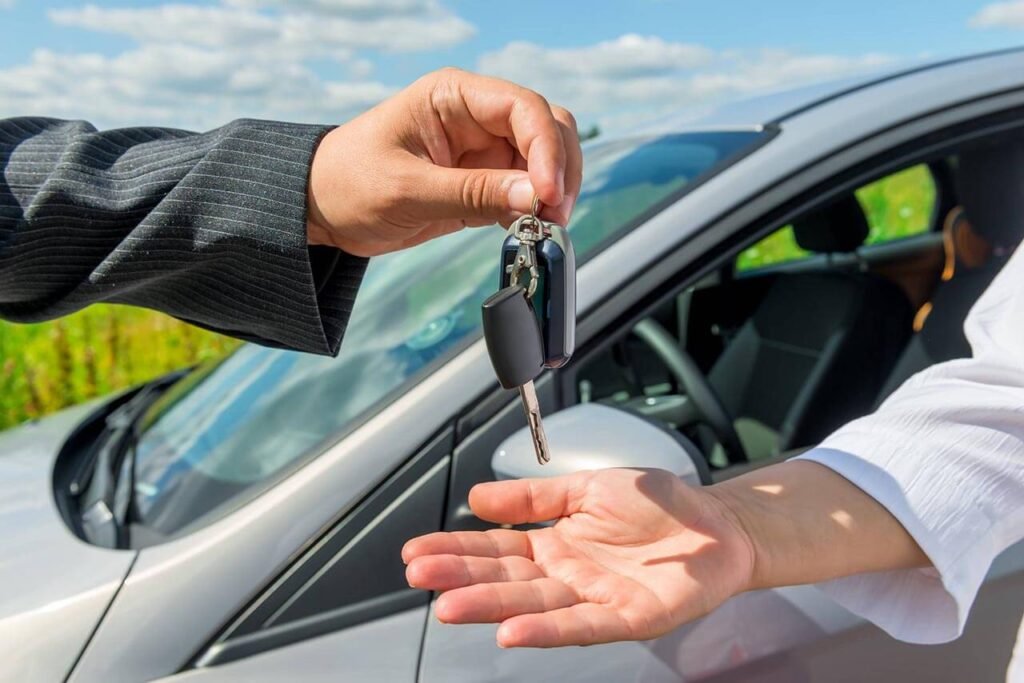 Une personne donnant une clé de voiture à une autre personne