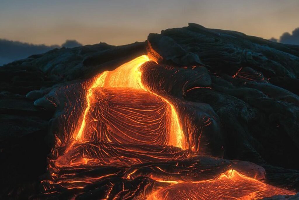 De la lave qui s'échappe d'un volcan à Hawaii