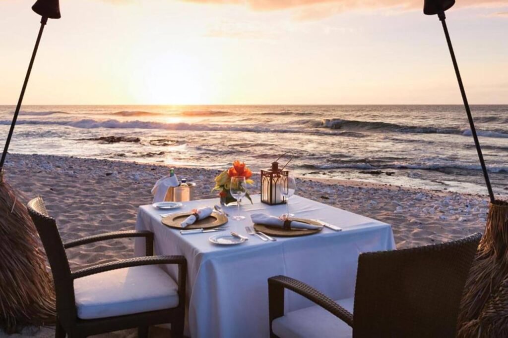 Table sur la plage pour un diner au Four Seasons Resort Hualalai à Big Island, Hawaii