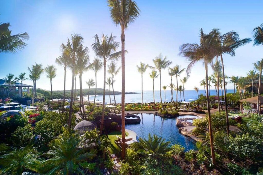 Vue de la piscine du Four Seasons Resort Lana'i à Hawaii
