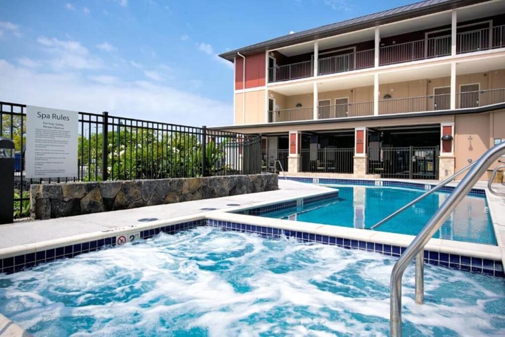 Vue de la piscine Holiday Inn Express & Suites Kailua-Kona à Oahu