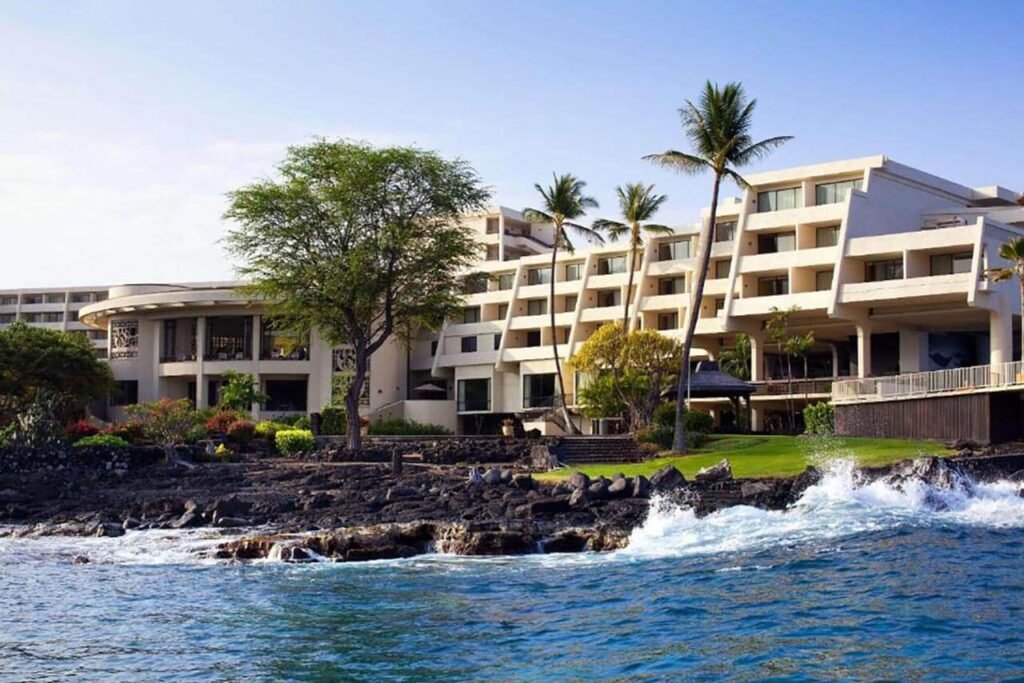 Vue depuis l'océan de Outrigger Kona Resort and Spa à Oahu, Hawaii