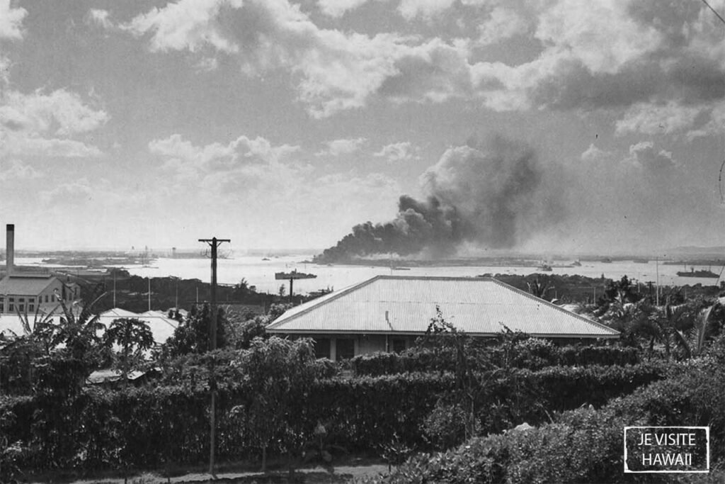 Navire de guerre Arizona en de bruler pendant l'attaque de Pearl Harbor en 1941