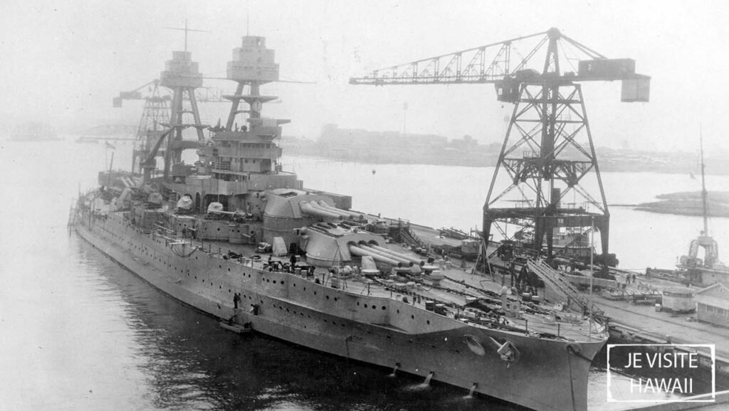 USS ARIZONA à quai avant l'attaque sur Pearl Harbor en 1941