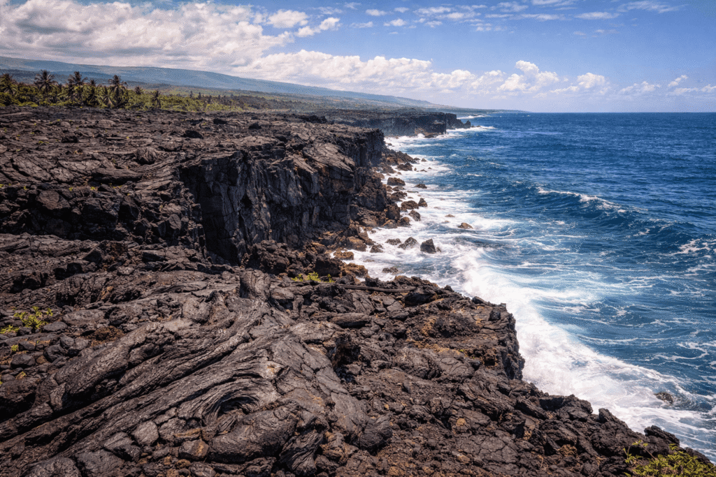 Reliefs volcaniques façonnés par les coulées de lave sur la côte est de Big Island, Hawaï.