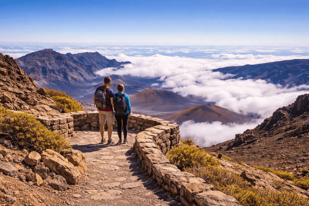 Vue imprenable depuis le Pa Kaʻoao Trail, également connu sous le nom de White Hill, offrant un panorama exceptionnel sur le cratère Haleakalā et l’océan de nuages.