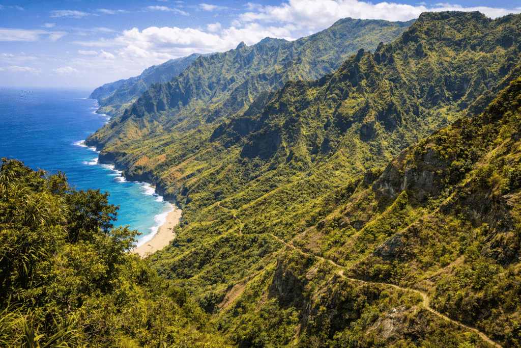 Relief escarpé et vallées profondes de la Na Pali Coast à Kauai, offrant une lecture visuelle du dénivelé et de la difficulté du Kalalau Trail.