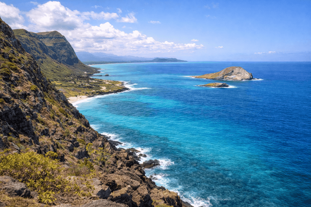 Vue depuis Makapuʻu Lookout sur les falaises et l’océan