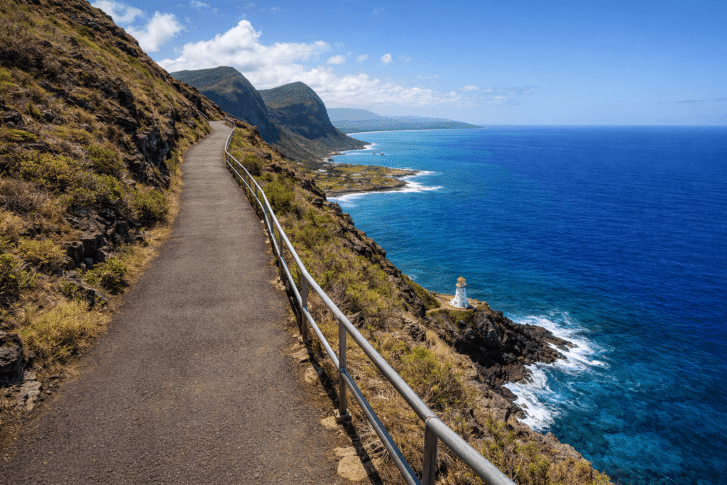 Chemin asphalté en montée du Makapuʻu Lighthouse Trail avec vue sur l’océan à Oahu