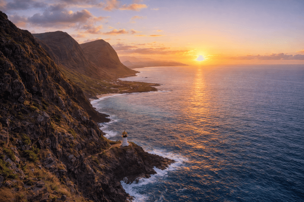 Lumière dorée du lever de soleil sur les falaises du Makapuʻu Lighthouse Trail à Oahu