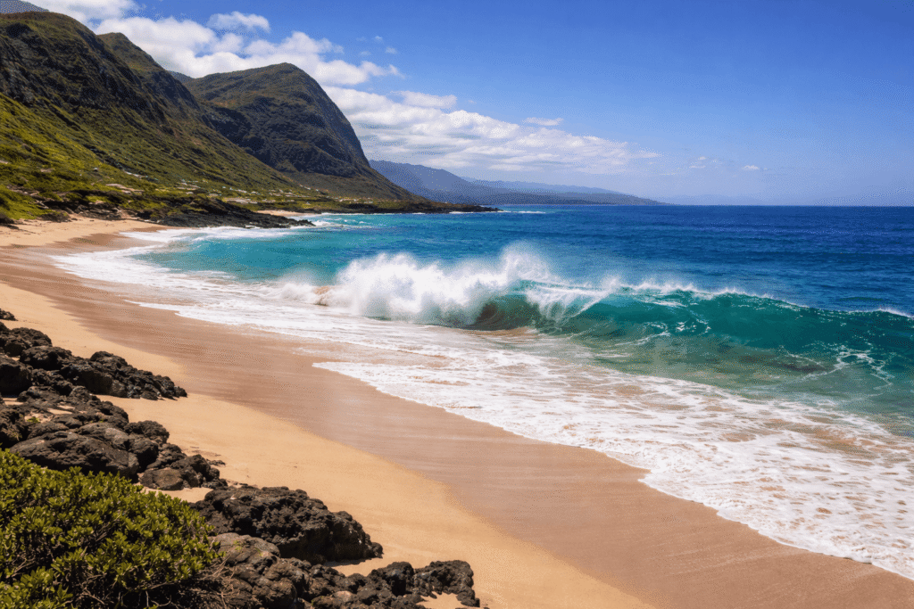 Vagues puissantes frappant Makapuʻu Beach sur la côte Est d’Oahu