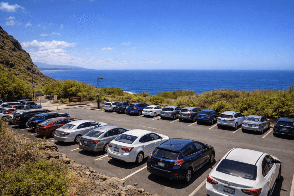 Parking officiel du Makapuʻu Lighthouse Trail avec vue sur l’océan à Oahu