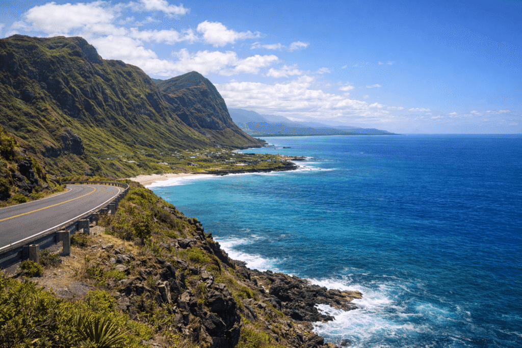 Route panoramique de la Windward Coast près de Makapuʻu avec montagnes verdoyantes et océan turquoise