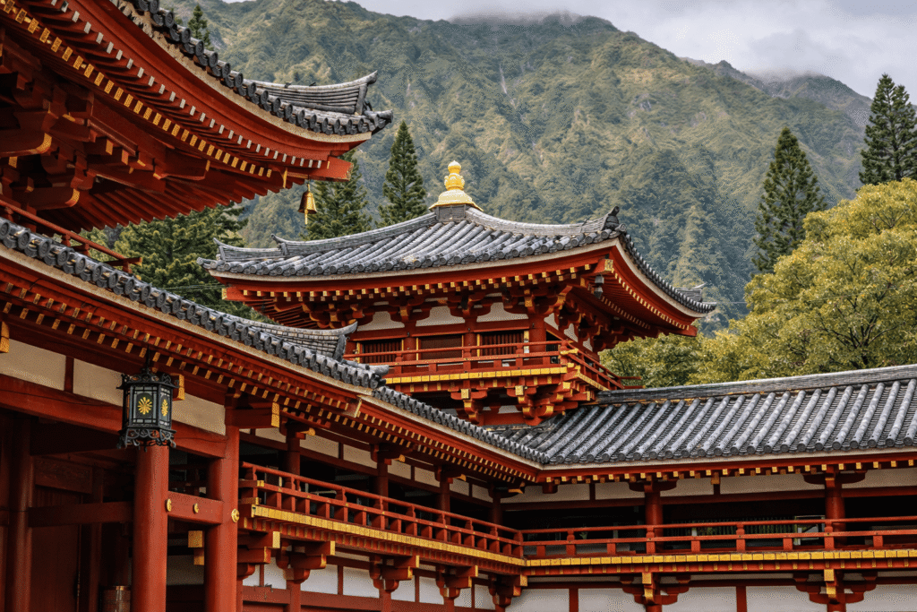 Détail de l’architecture japonaise rouge du Byodo-In Temple à Oahu