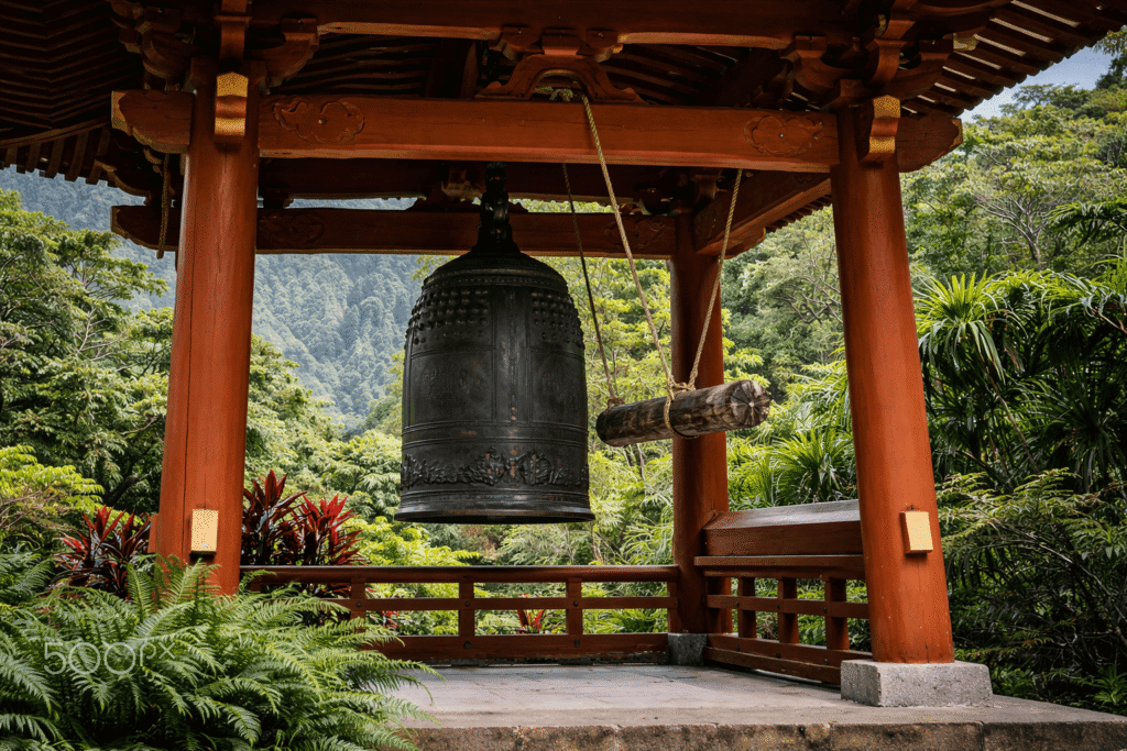 Cloche traditionnelle du Byodo-In Temple dans la vallée de Kāneʻohe à Oahu