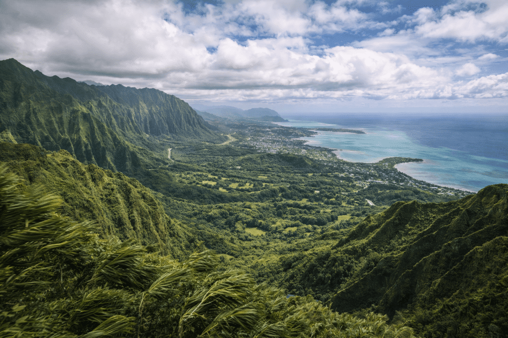 Panorama depuis le Nuʻuanu Pali Lookout à Oahu avec vue sur les montagnes Koʻolau et la baie de Kaneohe