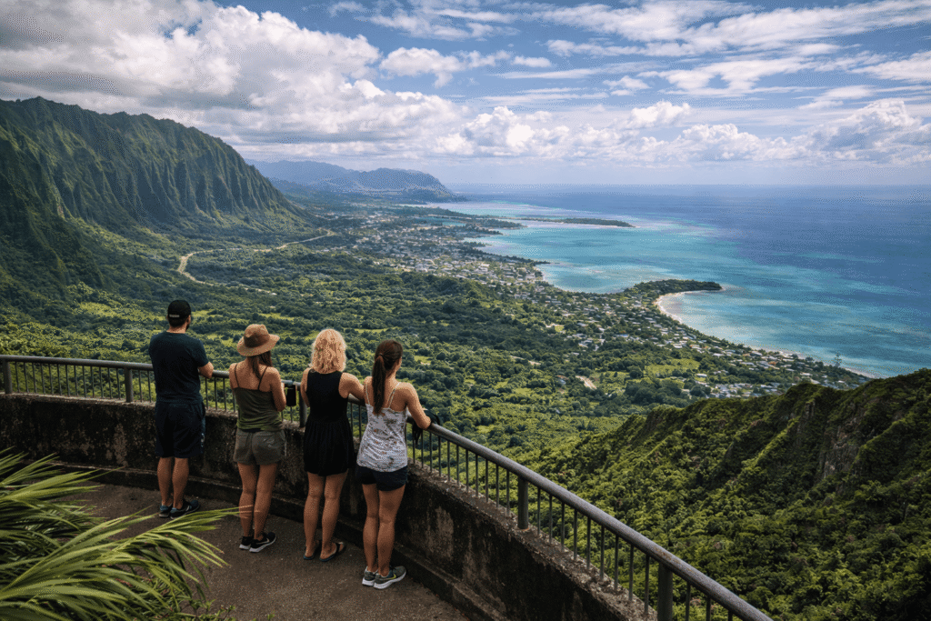 Plateforme d’observation du Pali Lookout à Oahu avec vue sur la vallée tropicale