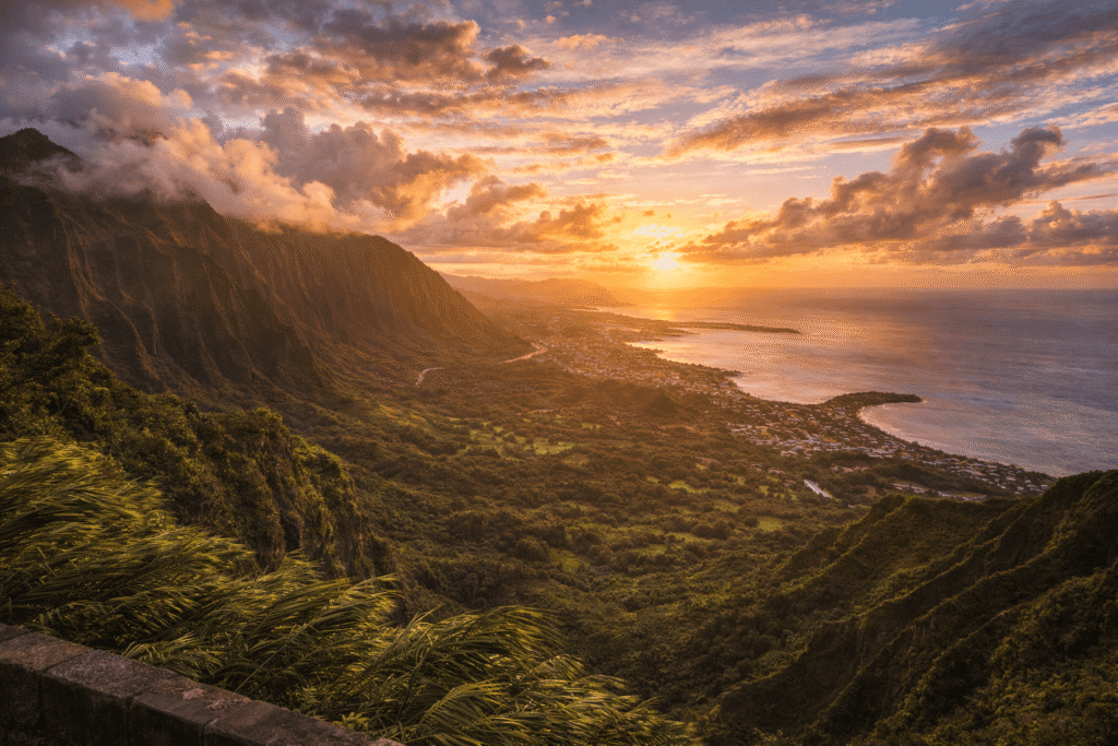 Lever de soleil au Nuʻuanu Pali Lookout avec lumière dorée sur la côte Est d’Oahu