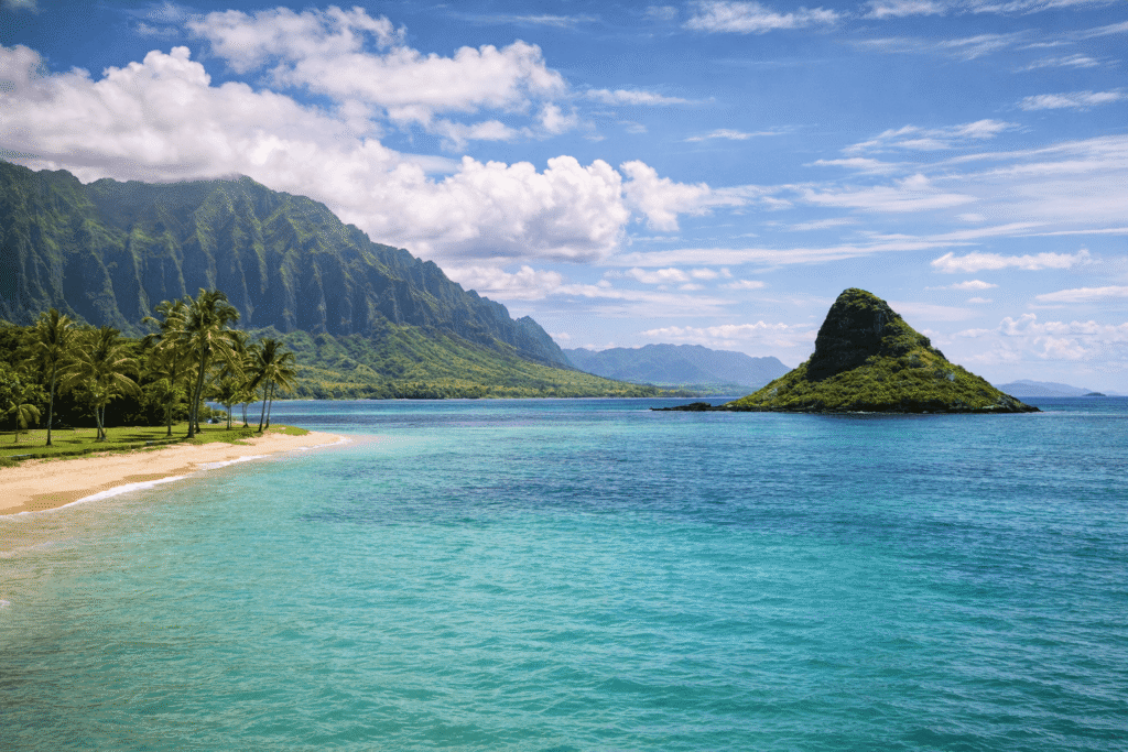Kualoa Regional Park à Oahu avec Chinaman’s Hat et les montagnes Koʻolau en arrière-plan