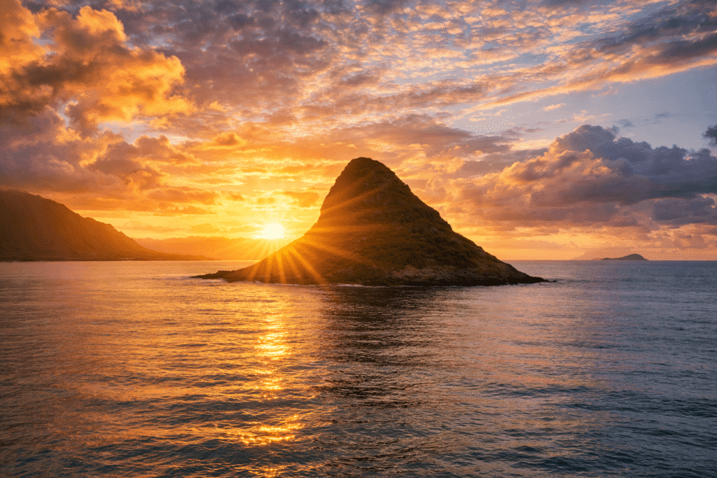 Lever de soleil à Kualoa Regional Park avec Chinaman’s Hat en silhouette