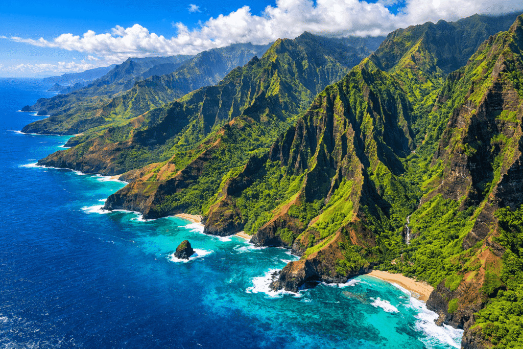 Vue panoramique des 27 kilomètres de la Na Pali Coast montrant la succession de falaises vallées et crêtes verdoyantes le long du littoral de Kauai