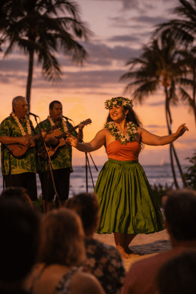 Spectacle de hula à Waikīkī avec musiciens au ukulélé en soirée.