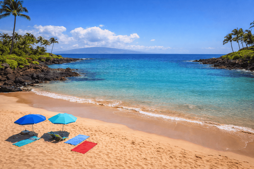 La petite plage de Polo Beach à Wailea avec son sable doré, ses eaux calmes et peu profondes et des rochers sur les côtés