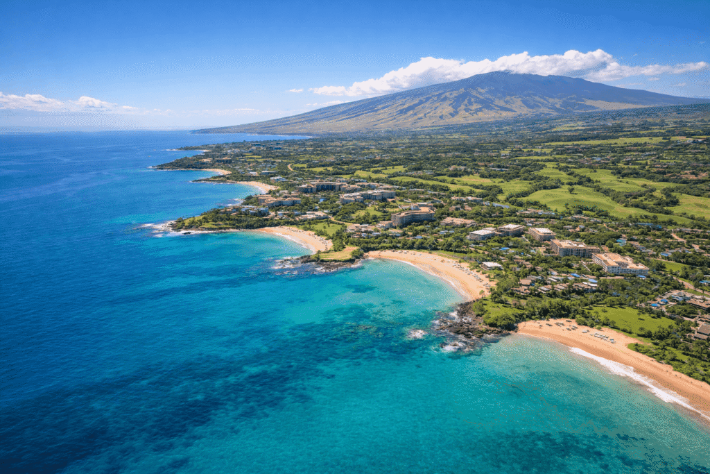 Vue aérienne de la côte de Wailea montrant les cinq plages en croissant, les eaux turquoise, les golfs verdoyants et les pentes du Haleakala en arrière-plan