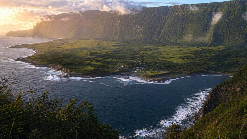 Vue aérienne de la péninsule de Kalaupapa à Molokai, entourée des hautes falaises vertes et de l'océan Pacifique