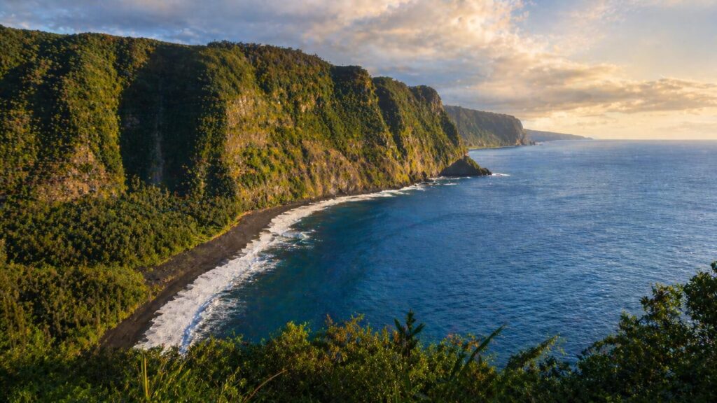 Vue panoramique sur Pololu Valley et sa plage de sable noir, Big Island, Hawaii