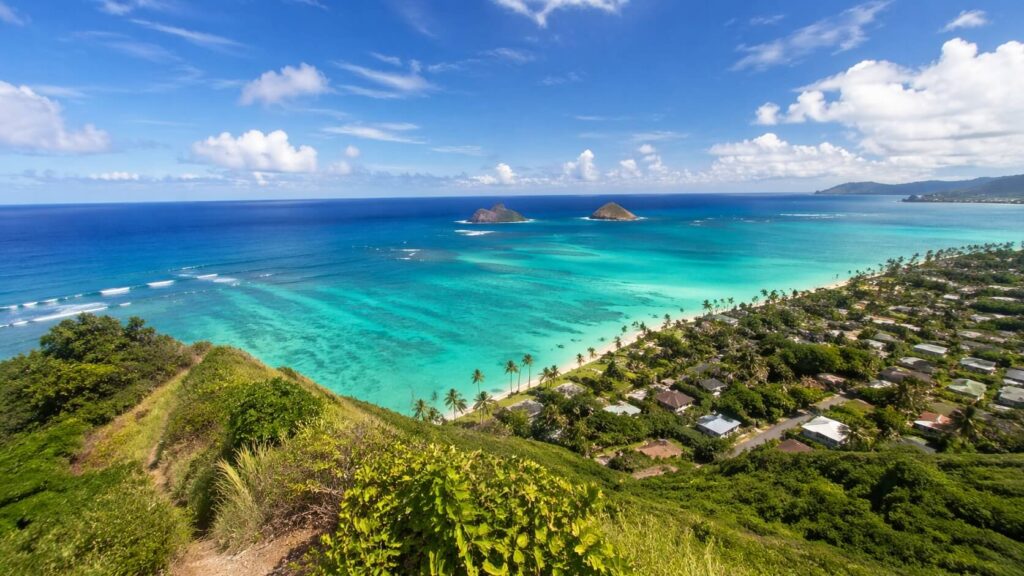 Panorama turquoise de Lanikai Beach vu depuis le sentier