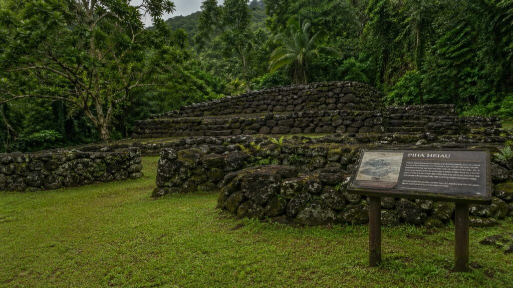 Ruines de pierres d'un ancien heiau hawaïen dans la vallée de Waimea à Oahu