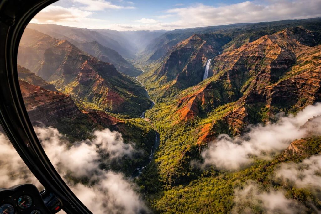 Vue aérienne du Waimea Canyon à Kauai montrant les strates rouges et vertes du canyon depuis un hélicoptère