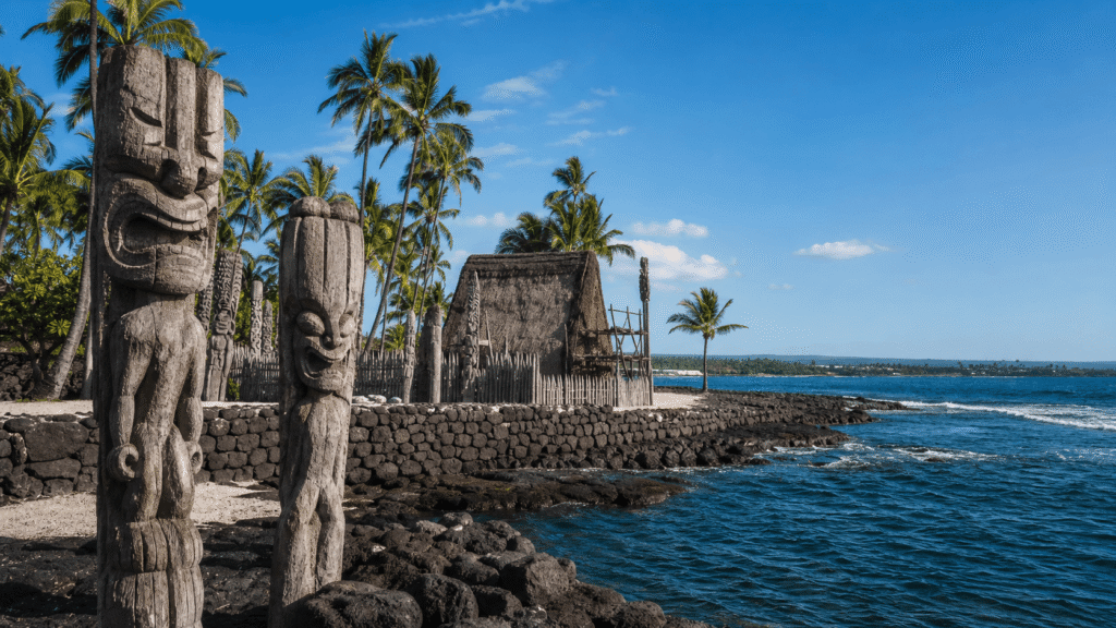 Site sacré Puuhonua o Honaunau avec tikis et océan