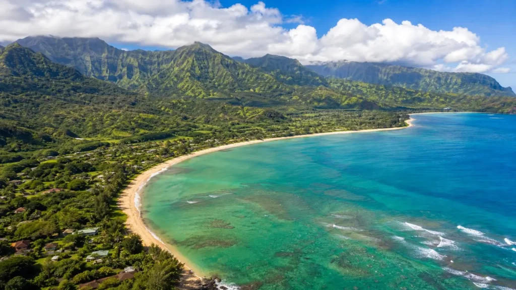 Vue drone de la baie en arc de cercle parfaite à Kauai