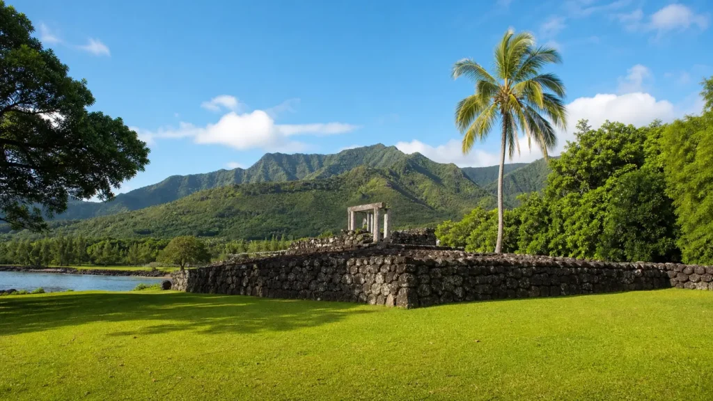 Ancien site sacré hawaïen entouré de végétation tropicale