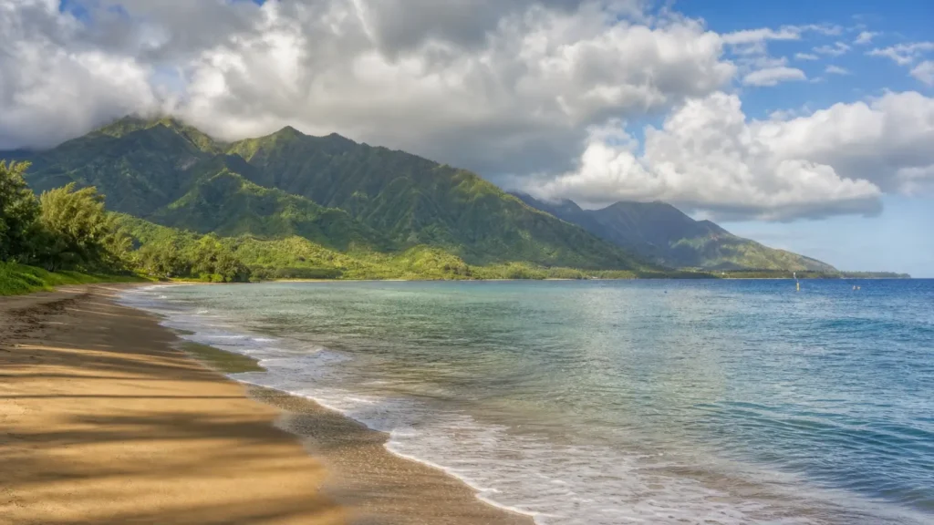 Baie de Hanalei avec plage de sable doré et montagnes verdoyantes à Kauai