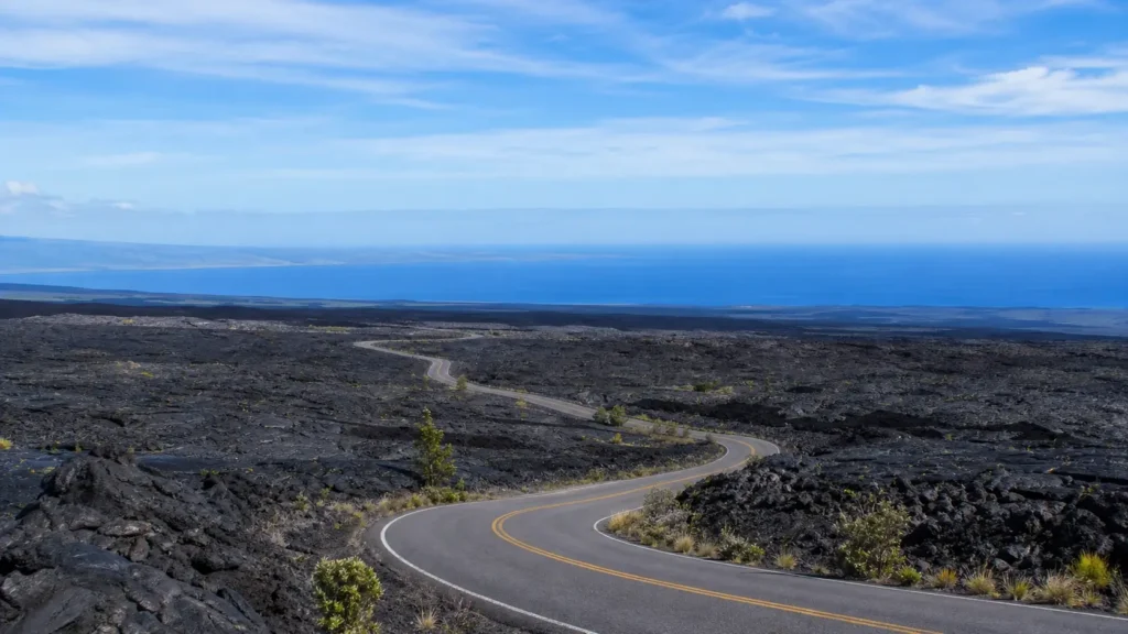 Route au milieu des coulées de lave dans le parc des volcans à Hawaii