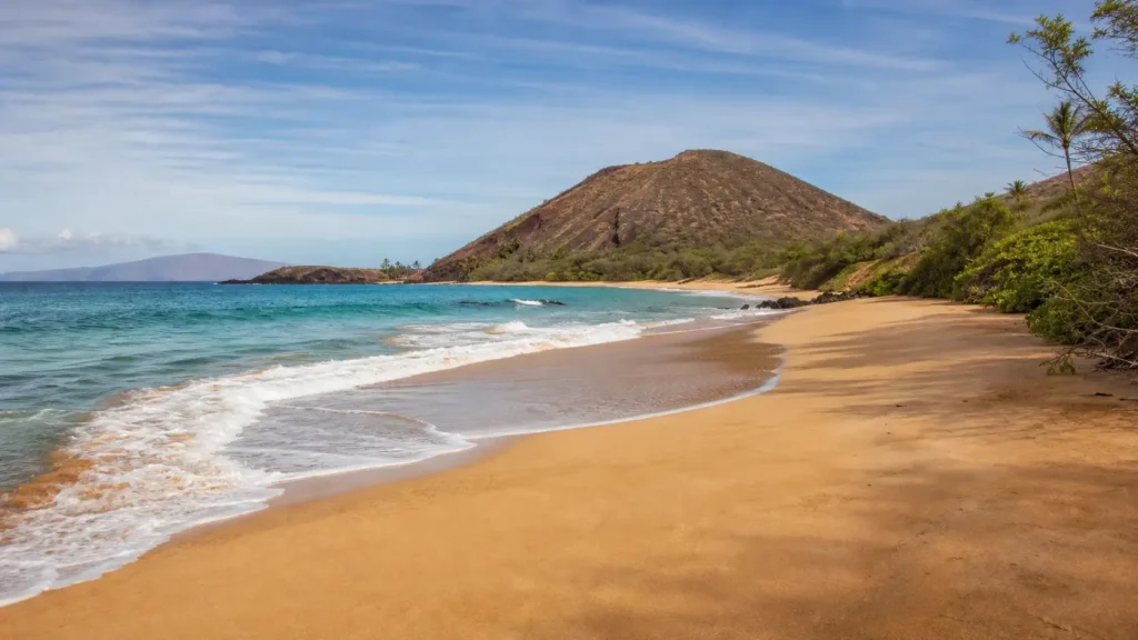Vagues puissantes se brisant sur le rivage de Big Beach Makena, illustrant la force du shore break.