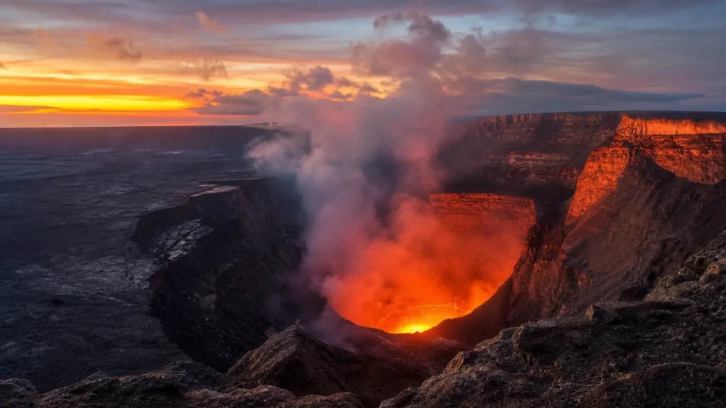 Vue du cratère Halemaʻumaʻu avec lueur volcanique au crépuscule à Big Island