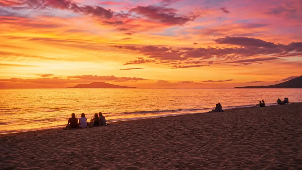 Coucher de soleil depuis Big Beach Makena avec l’océan et les îles voisines en silhouettes.